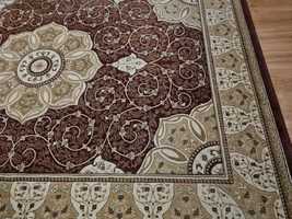 Piękny klasyczny elegancki ozdobny dywan