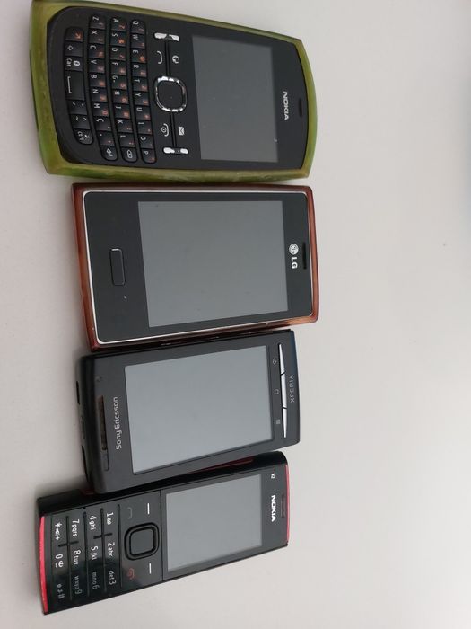 Telemóveis usados para peças ou uso.