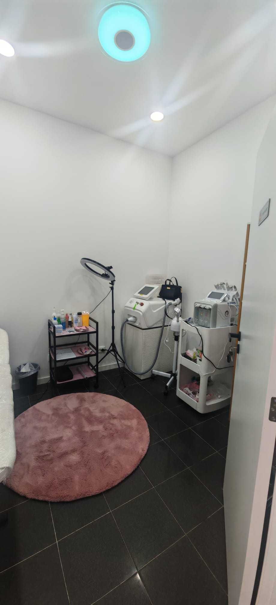 Vendo salao de estetica Portimao totalmemt equipado . Pode ser com/sem