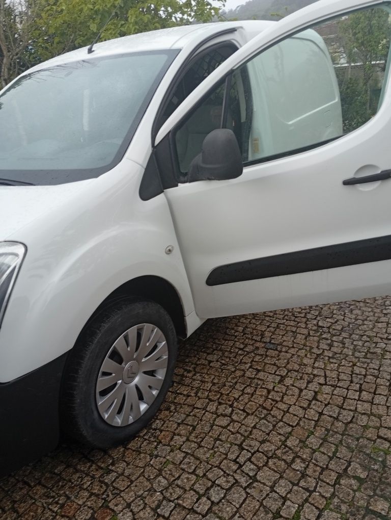 Vendo Berlingo de 2015 .3 lugares preço de fim de semana fim de semana