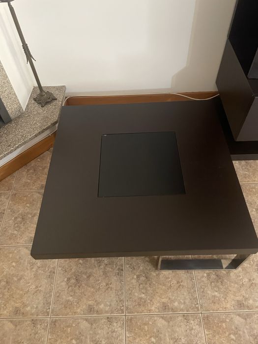 Mesa de centro de sala de estar em Nogueira e vidro no meio