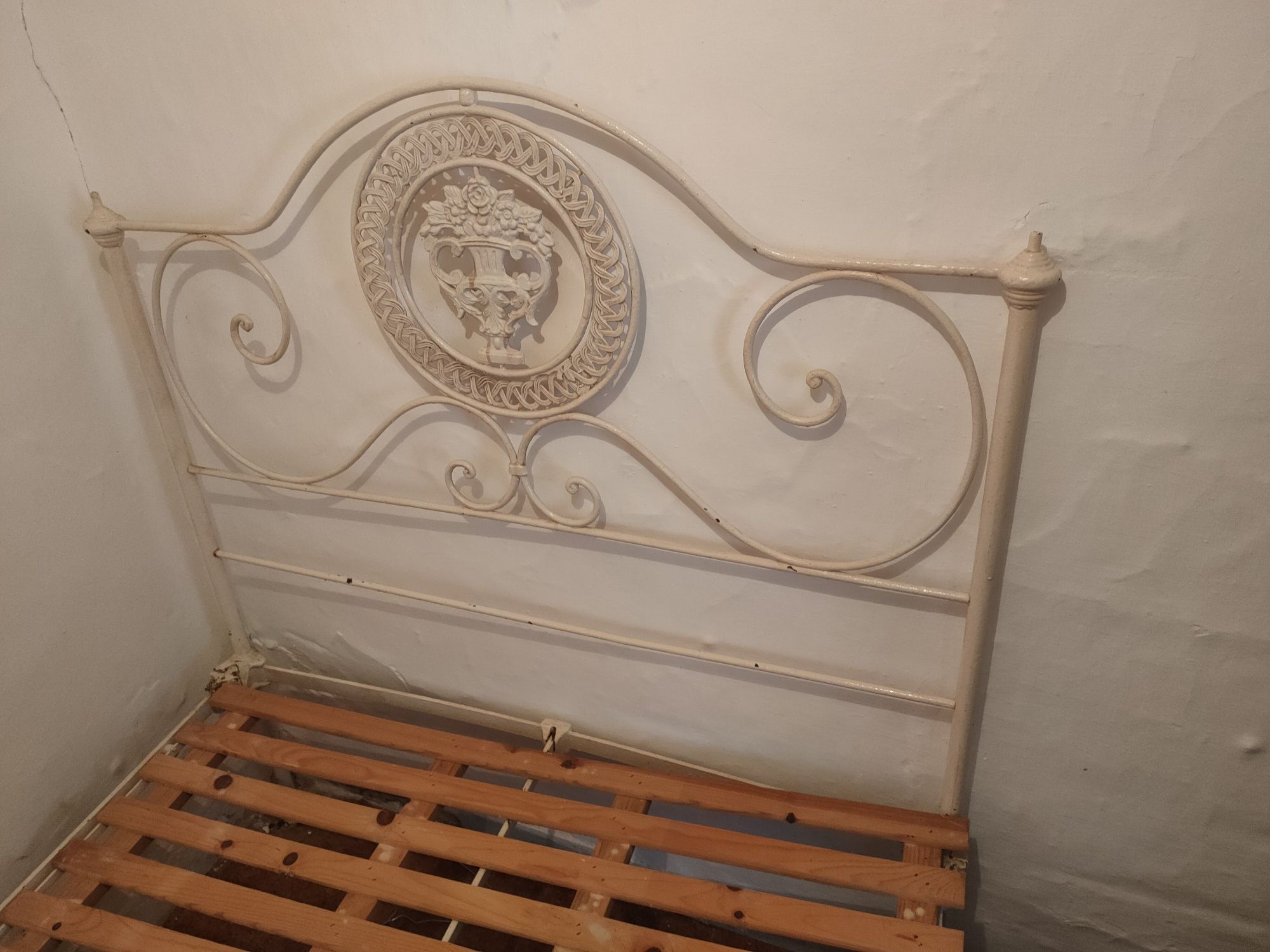 Cama de ferro antiga.