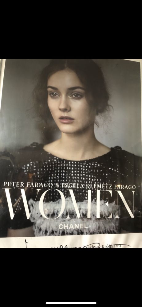 Plakat z wystawy woman in chanel the odder side