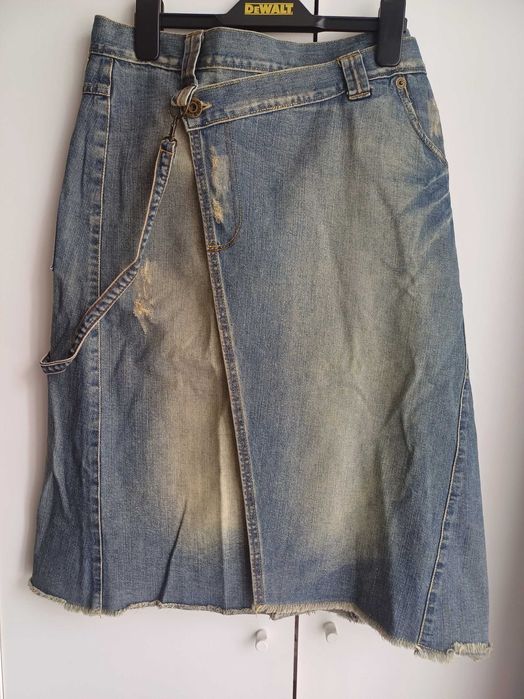 Stylowa spódnica jeansowa.