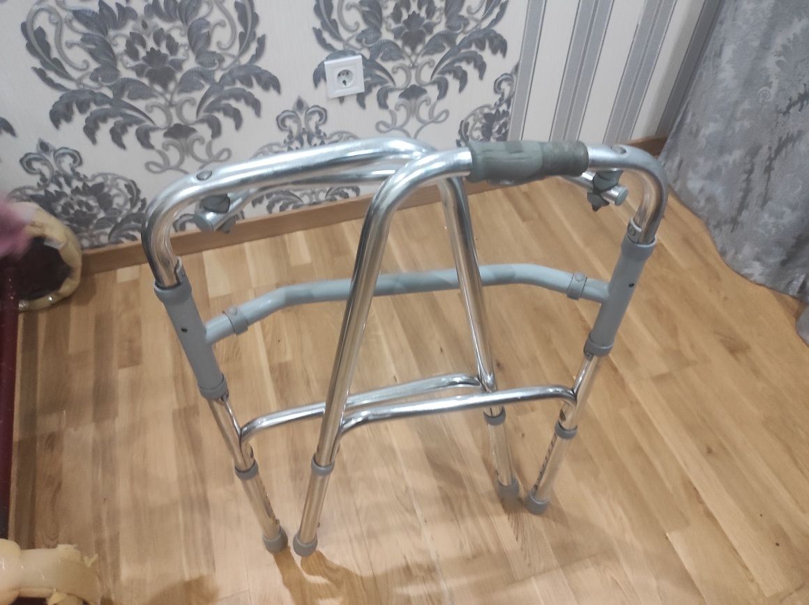 Ходунки для похилих людей