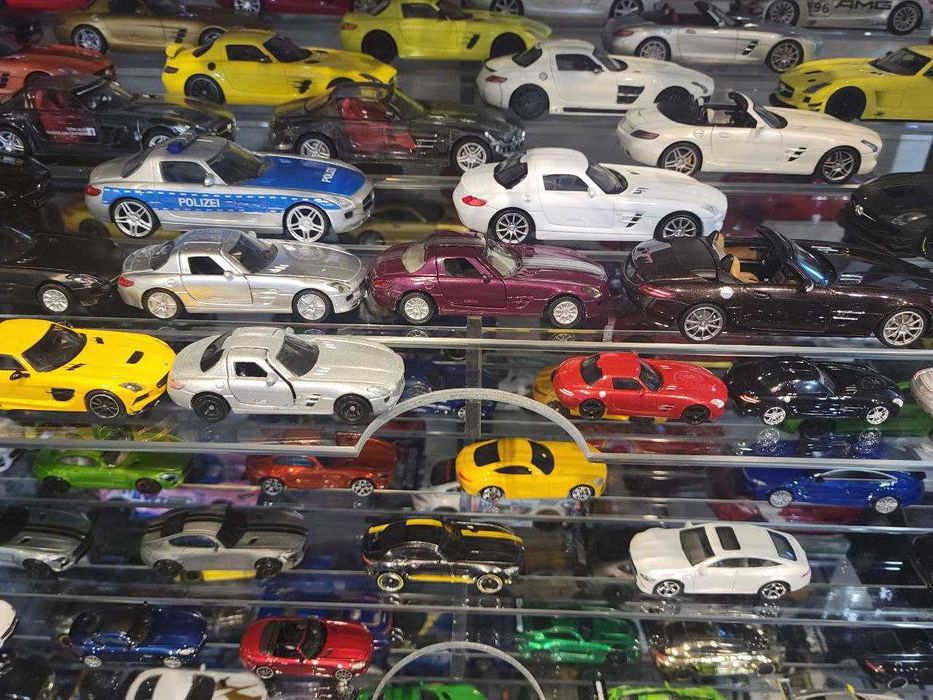 Стенд Ikea метал+скло для колекційних машин 1/43 масштаб на 500-600 шт