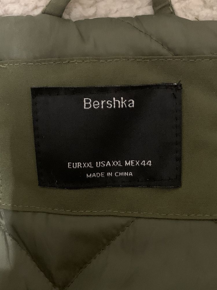 Бомбер Bershka оливковий