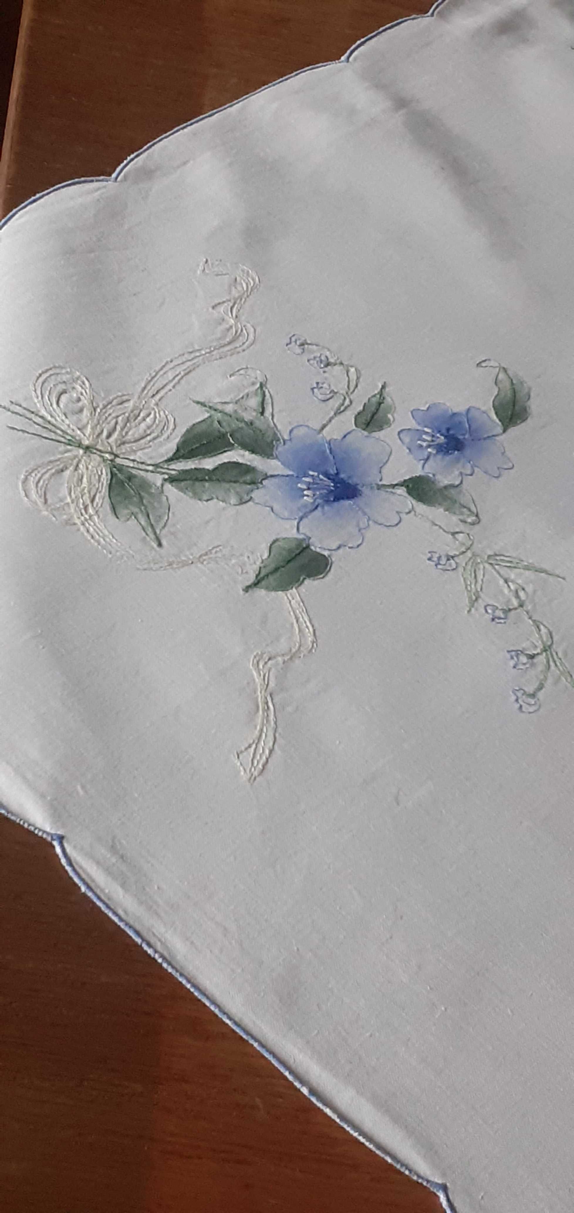 Obrus bawełniany z haftem aplikacją Niebieskie kwiaty