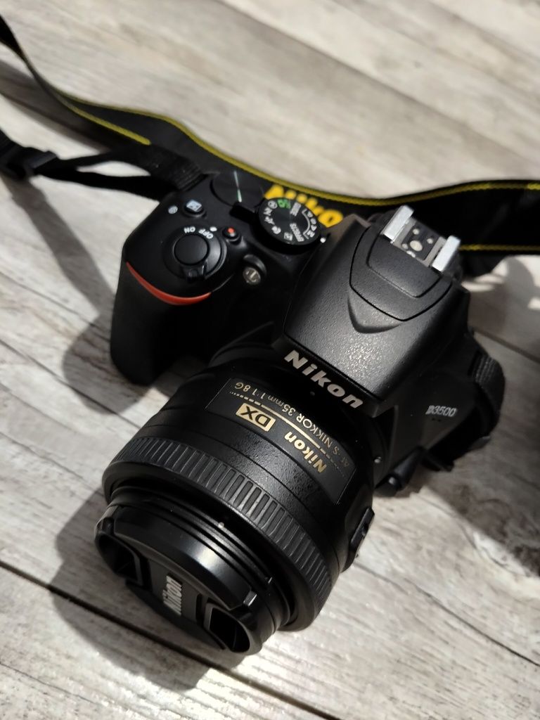 Aparat lustrzanka Nikon D 3500obiektyw nikkor 35mm AF-S 1.8