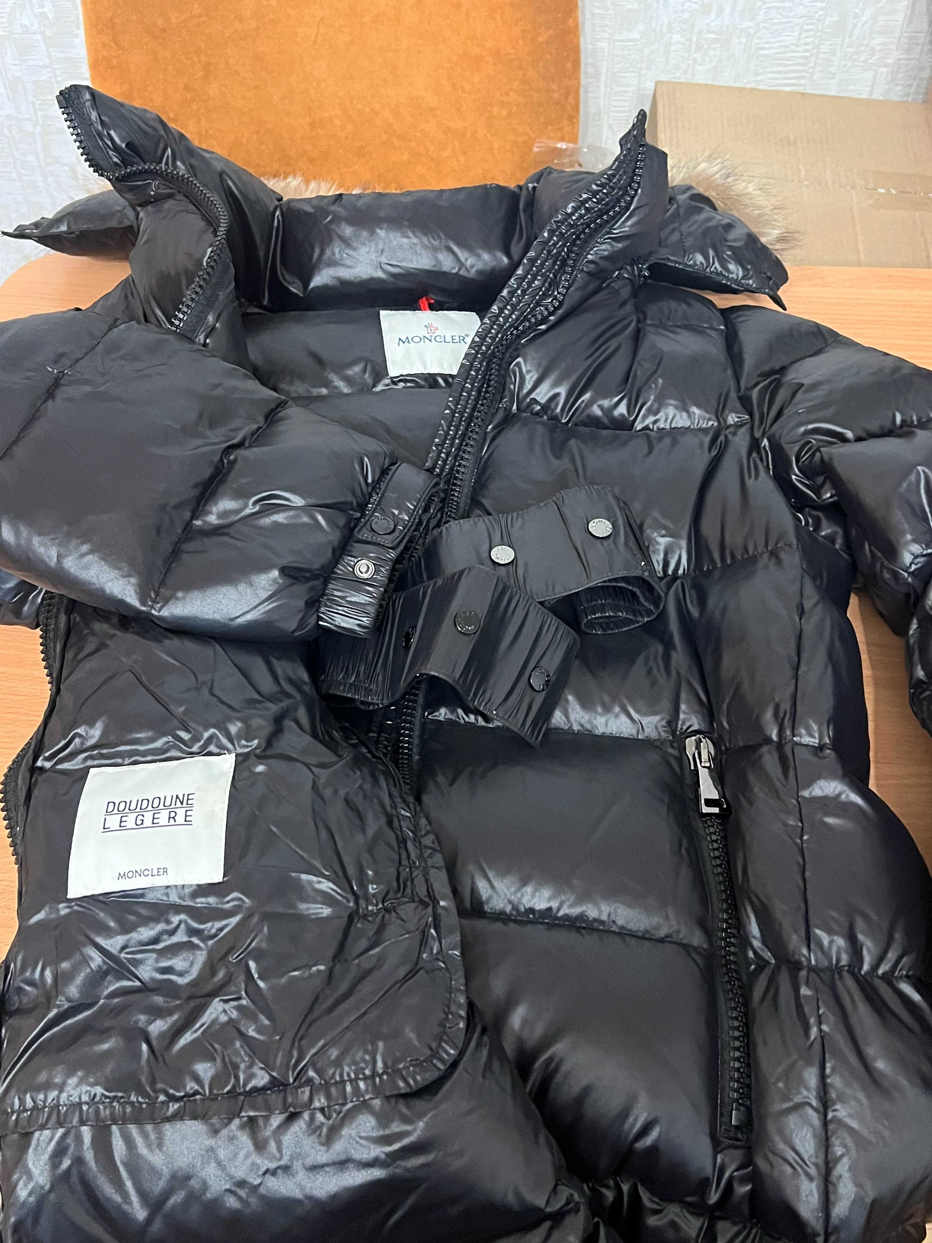Жіночий пальто-пуховик Moncler