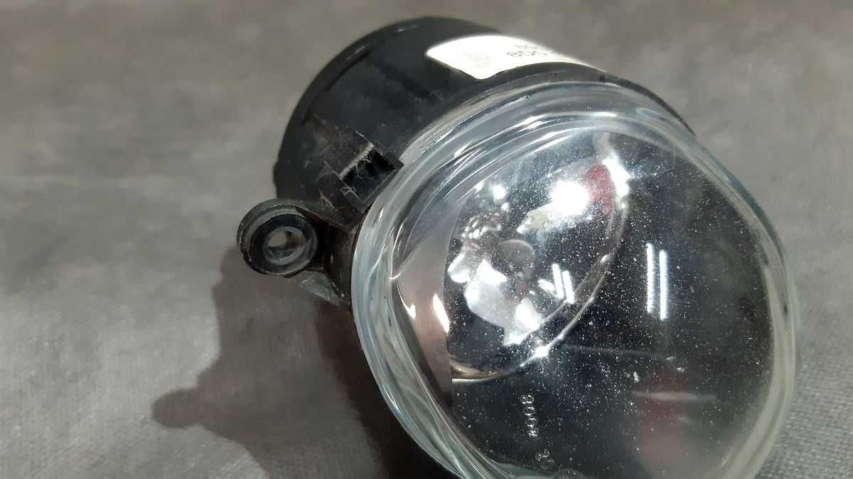 Audi A4 B5 99 - 01 , wersja po lifcie halogen lewy .