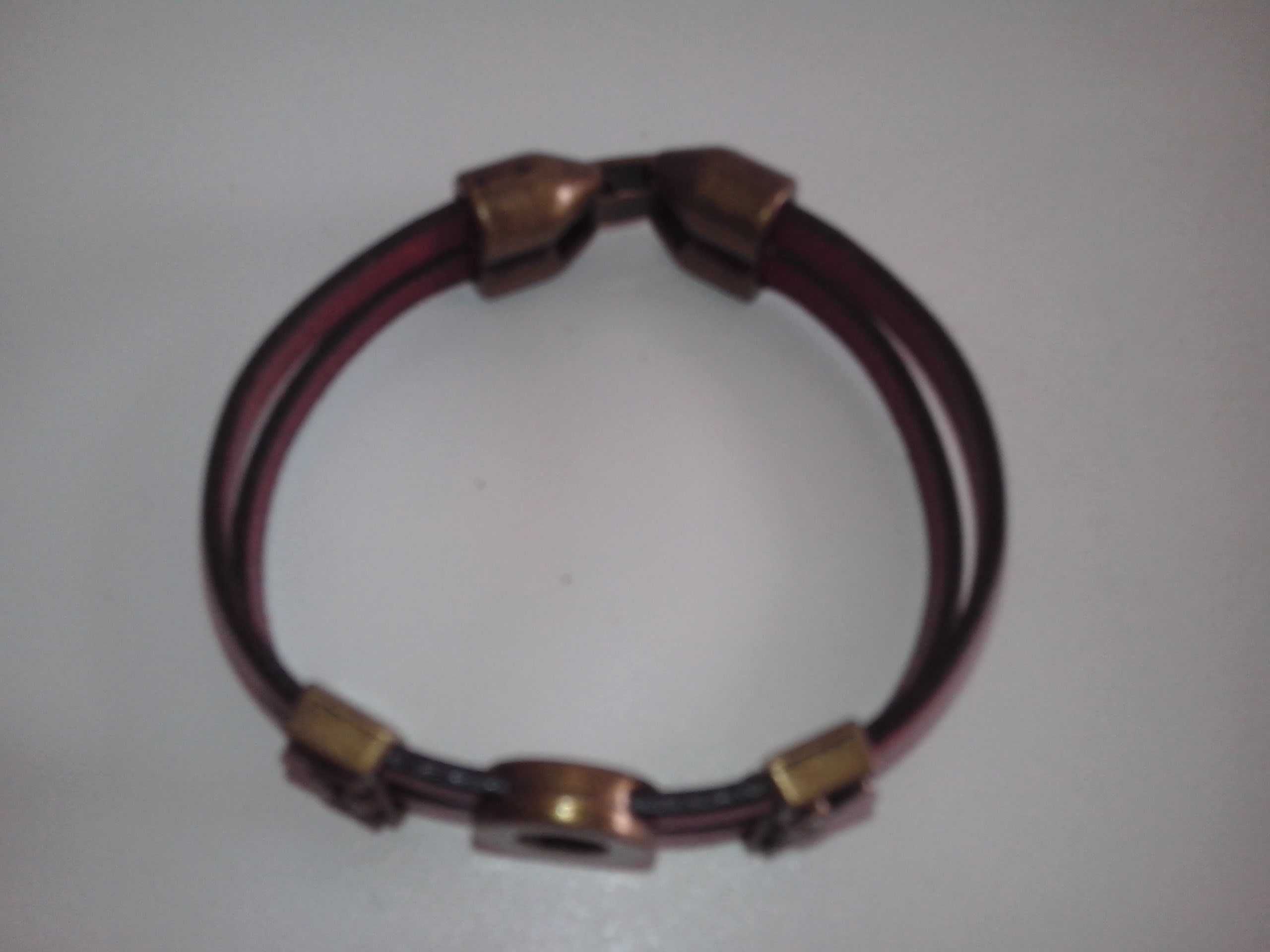 Pulseira de cabedal vermelha. Nova.