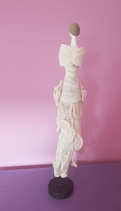 Estatueta de Mulher em Cerâmica