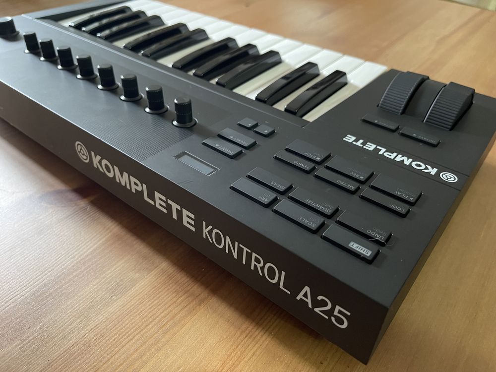 Teclado Komplete Kontrol A25