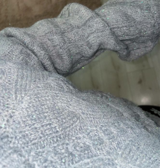 Szary sweter z połyskującą nitką na jedno ramię Mohito rozmiar M / L