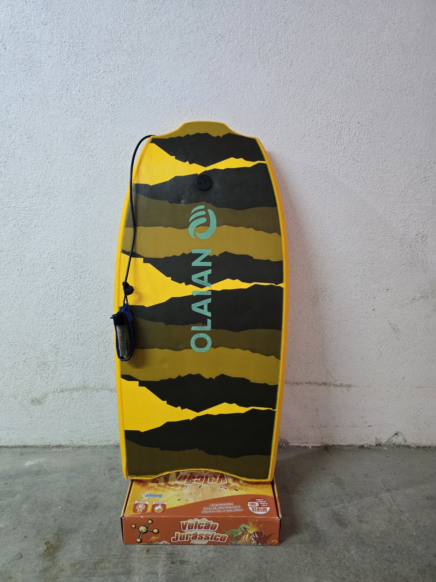 Prancha de Bodyboard OLAIAN – 39" – Amarelo e Preto – Com leash