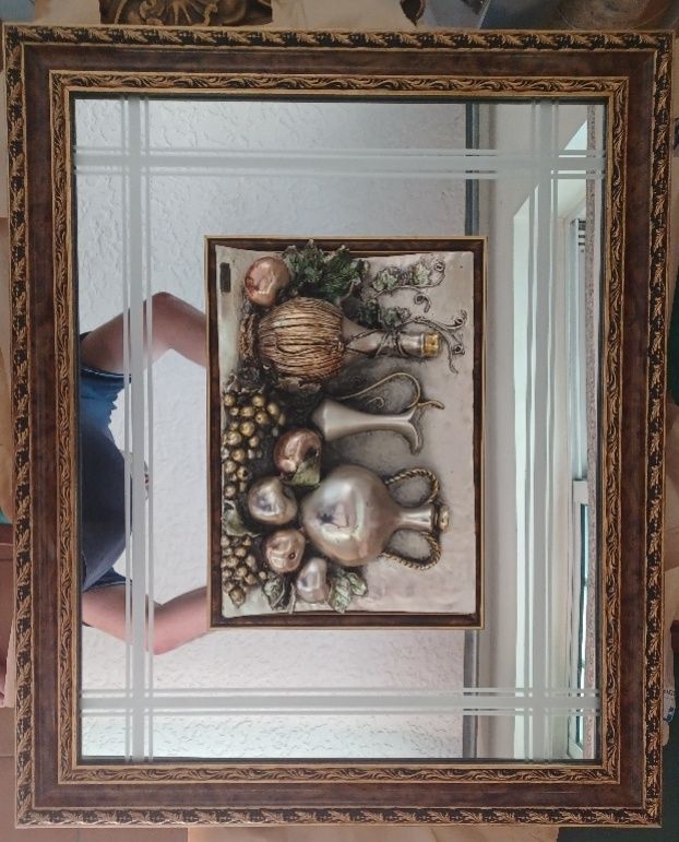 Espelho e 3 quadros com imagens em relevo em estanho chapeado a tinta