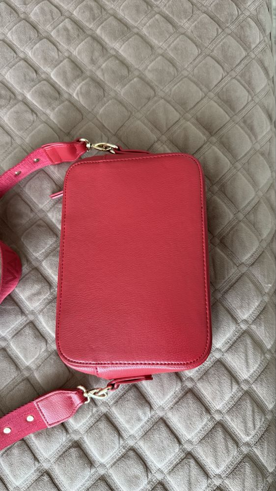 Продам красную сумочку Valentino оригинал