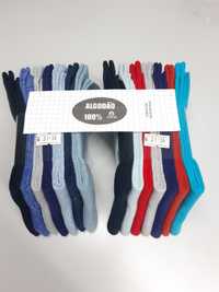 14 pares de meias em todos os tamanhos e muitas cores variadas.