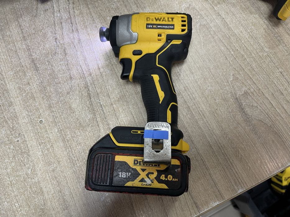 Dewalt DCF809 + АКБ 4.0Ah / безщітковий імпакт Девольт