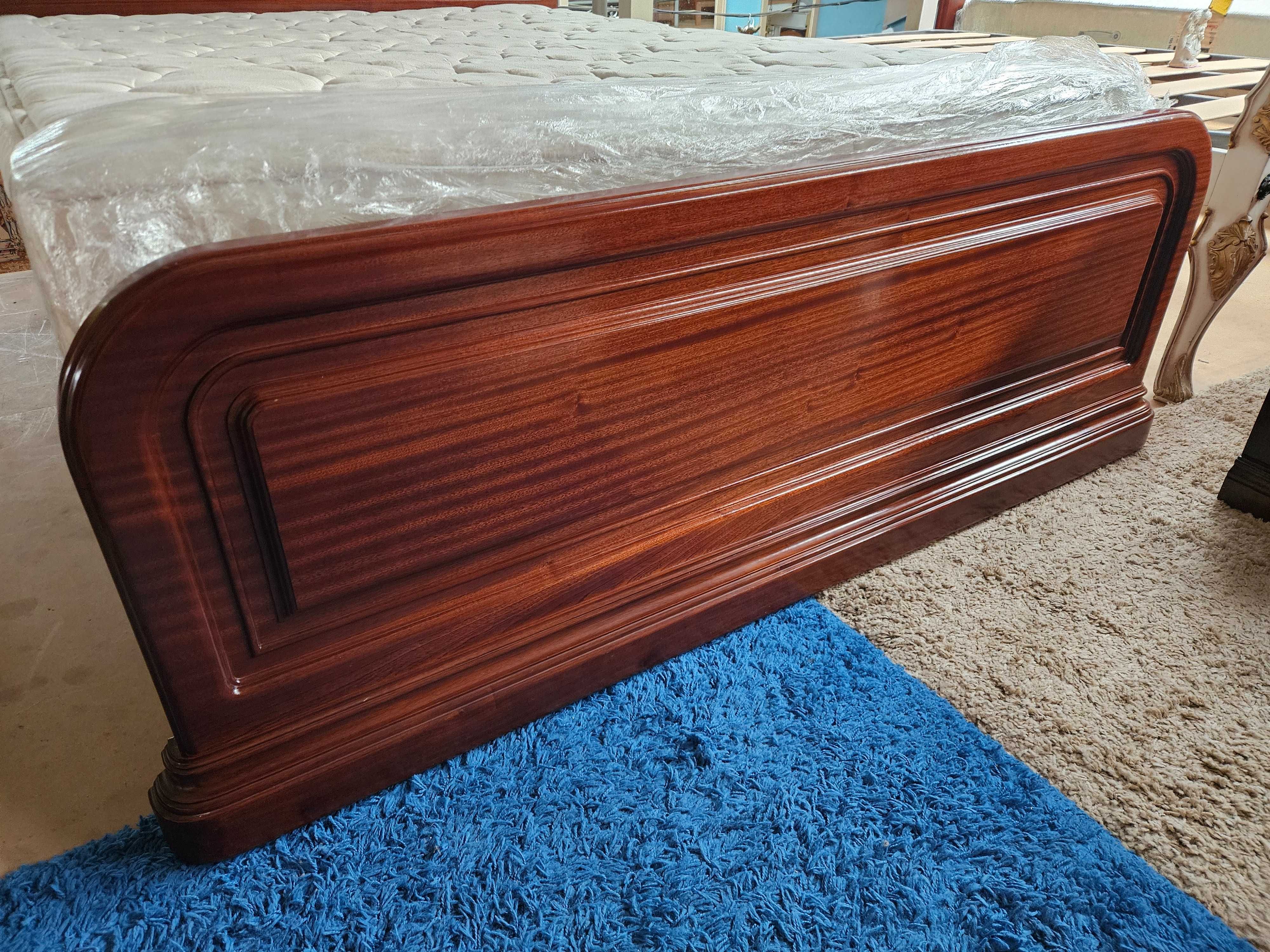 Cama com estrado e colchão - Muito bom estado geral