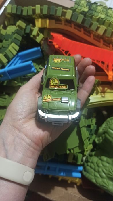 Mega Race Track, Zabawka samochodowa z motywem dinozaurów