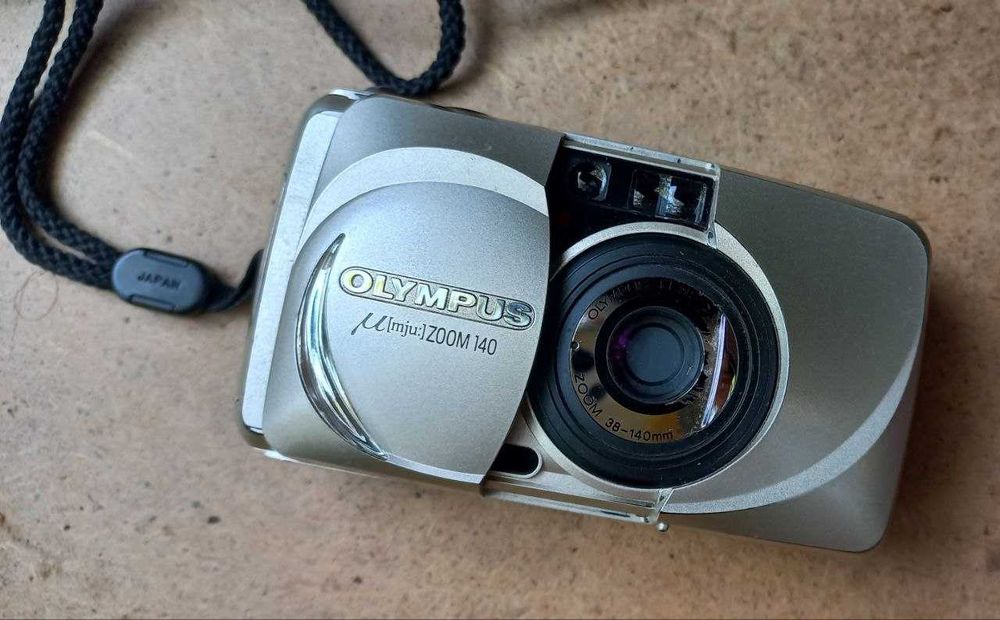 Вінтажна компактна камера Olympus