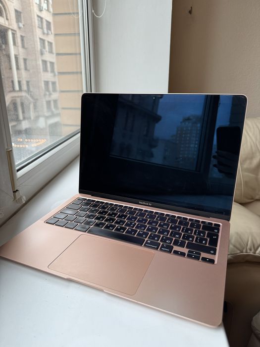 Продам Macbook m1, 8/256gb,
