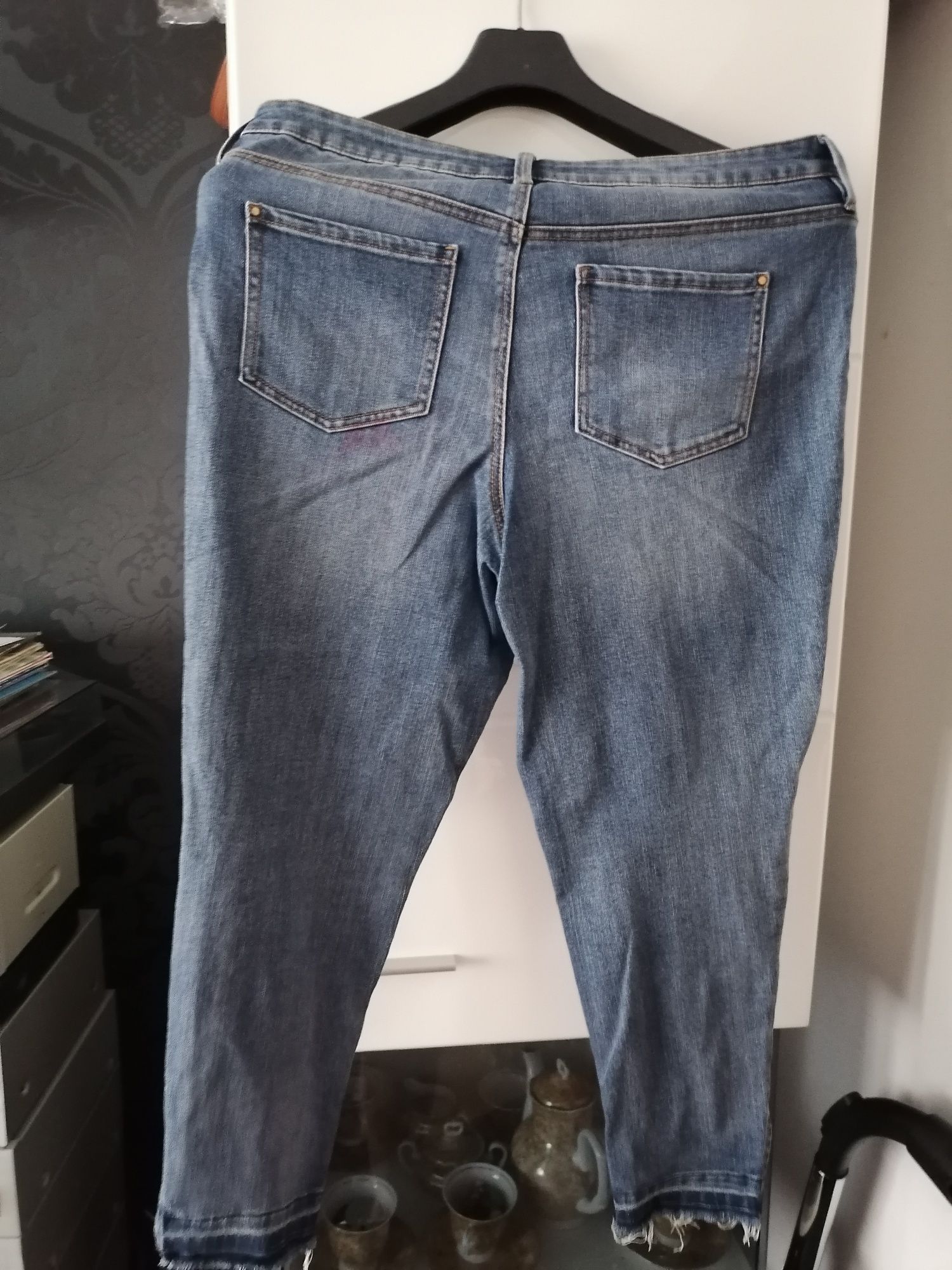 Spodnie jeans z rozcieciami