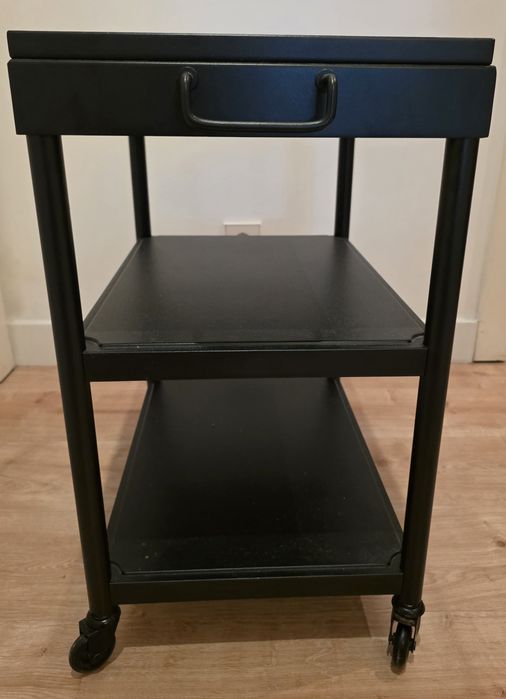 Mesa lateral IKEA KORNSJÖ – Preto, com rodas e 3 prateleiras