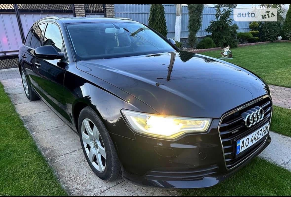 Продам Audi в чудовому стані на гарній комплектації 2013 року