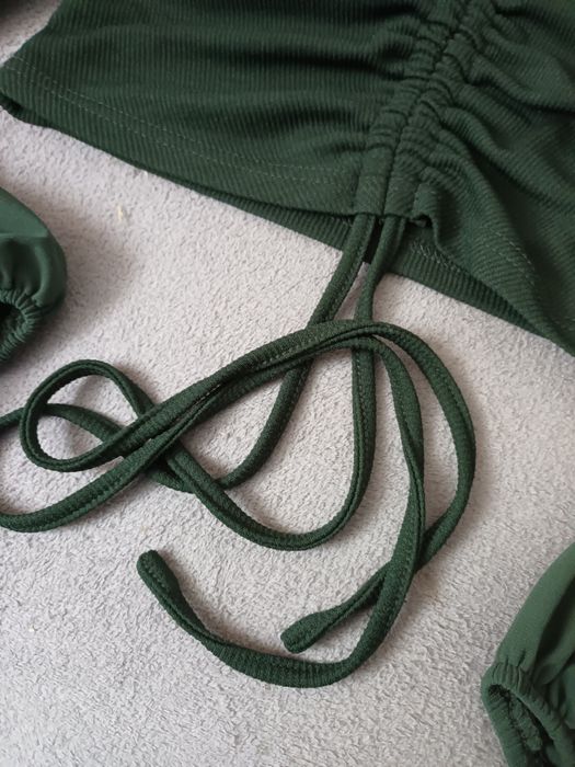 Elegancka zielona bluzka top z bufiastymi rękawami na święta