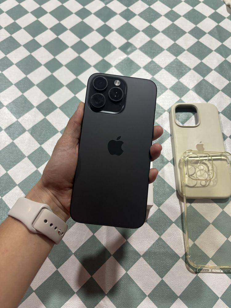 iPhone 15 Pro Max - 256GB (COMO NOVO)