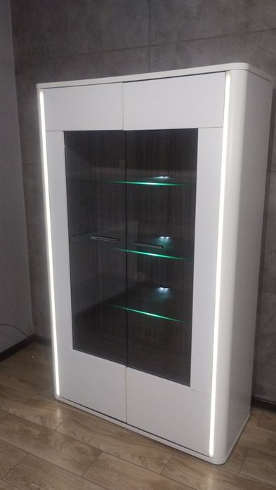 Witryna z przeszkleniami regał biały podświetlenie LED