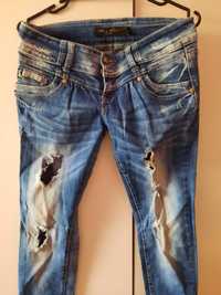 Spodnie jeansowe z dziurami przetarcia