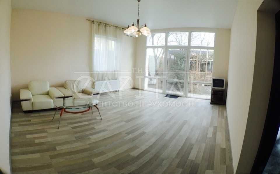 ОРЕНДА Великий сімейний будинок з терасою та камінном поруч із метро!