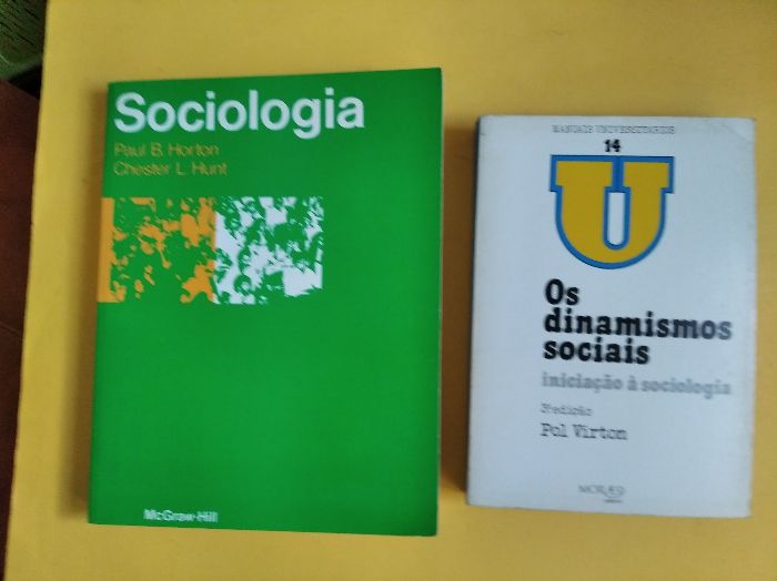 Diversos livros sobre Sociologia