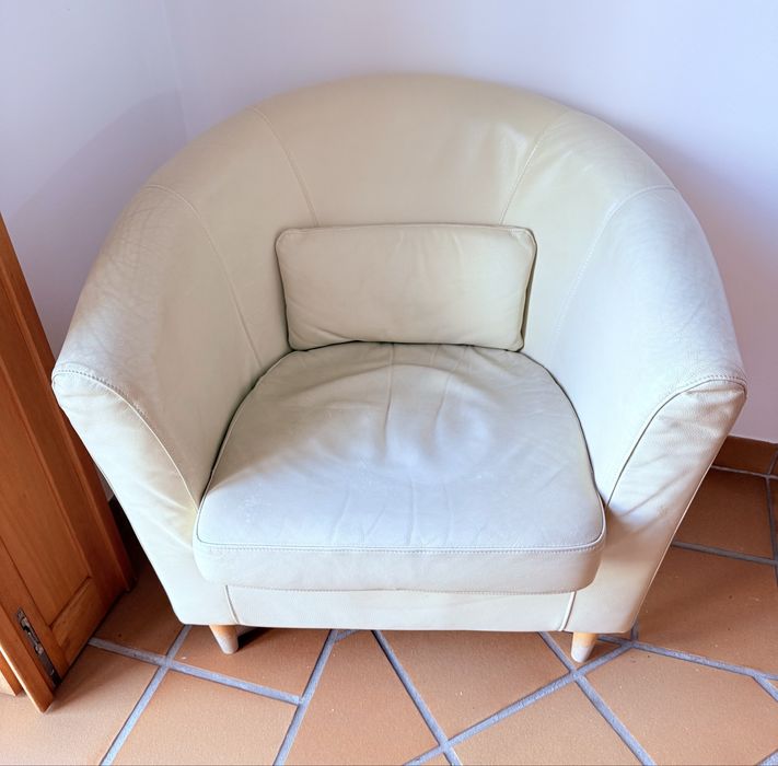 Sofa cama de pele + 2 sofas brancos + 2 cadeiras