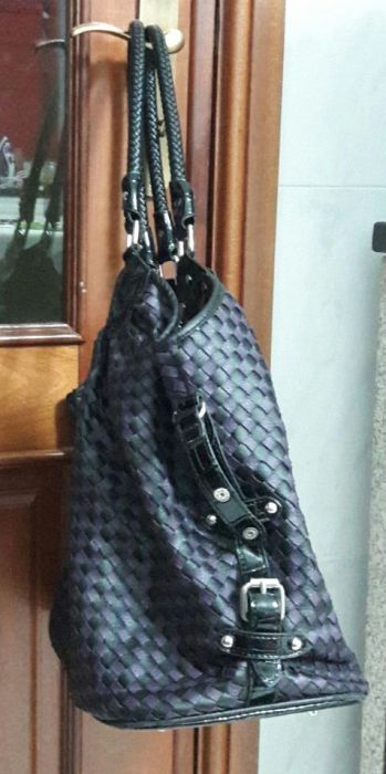 Vendo uma mala de ombro .