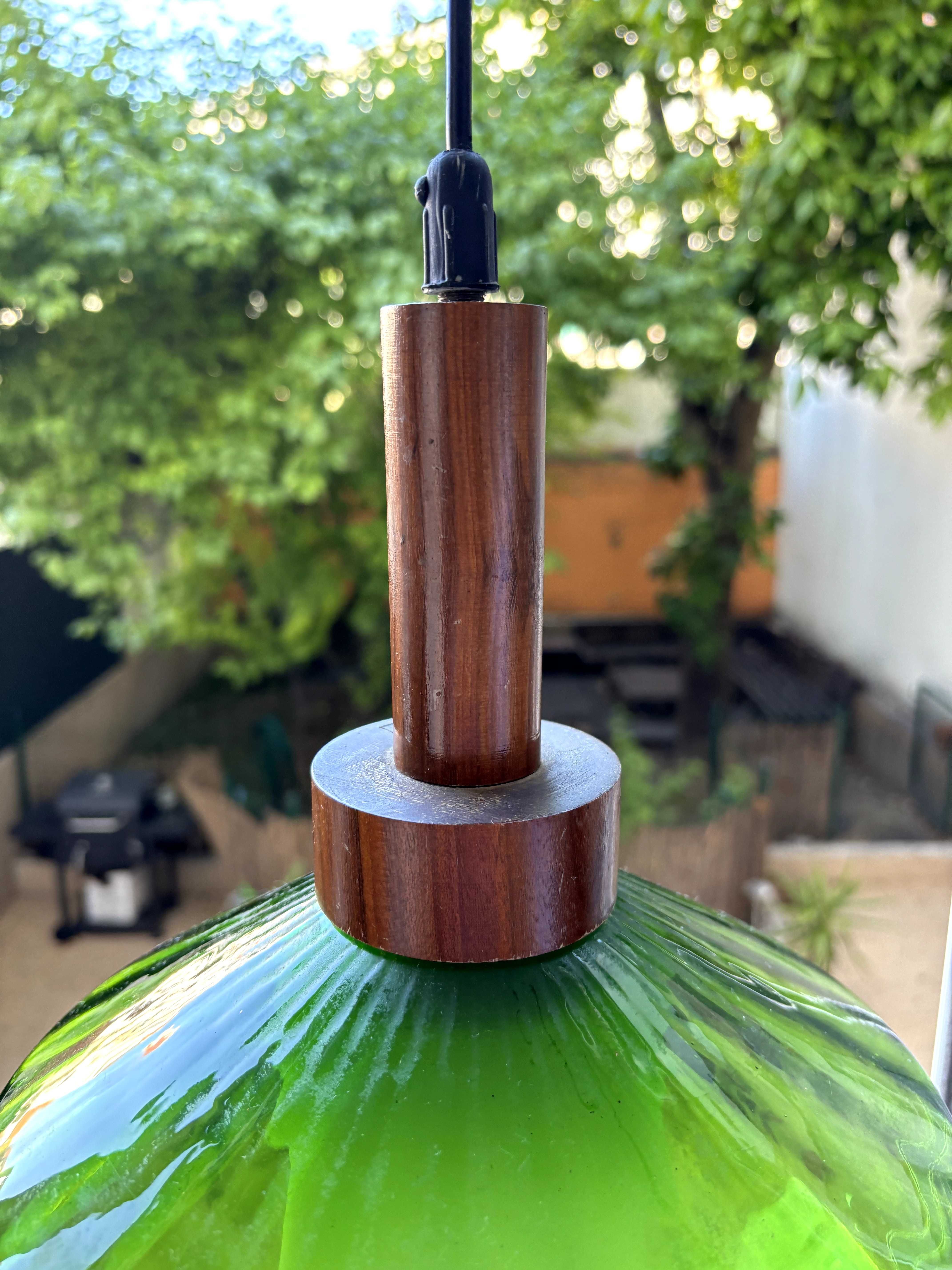 Candeeiro de vidro vintage verde com suspensão em madeira