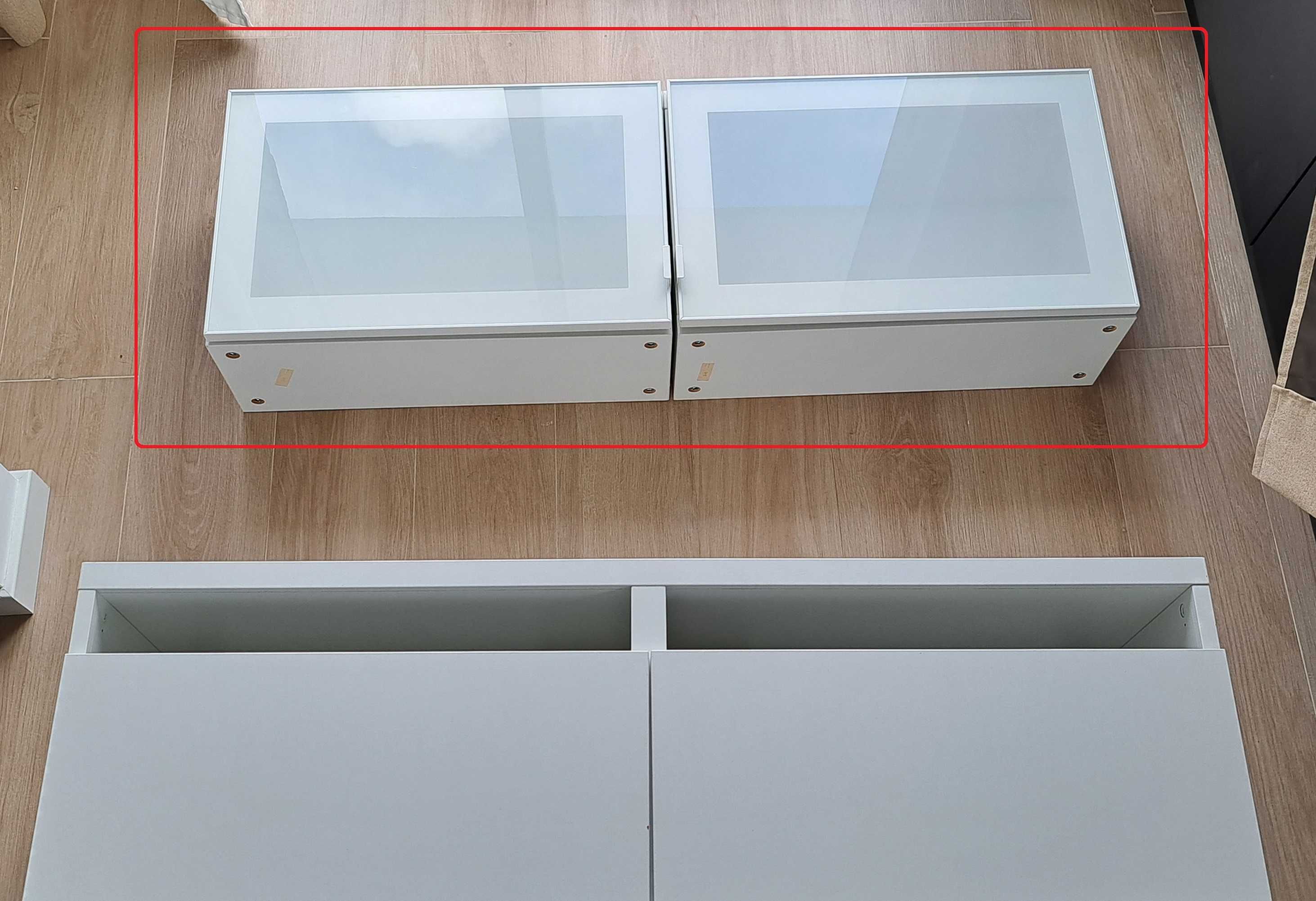 Estante BESTÅ – Ikea branca com portas de vidro fosco