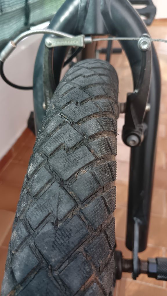 Bicicleta BMX com peseiras p/manobras