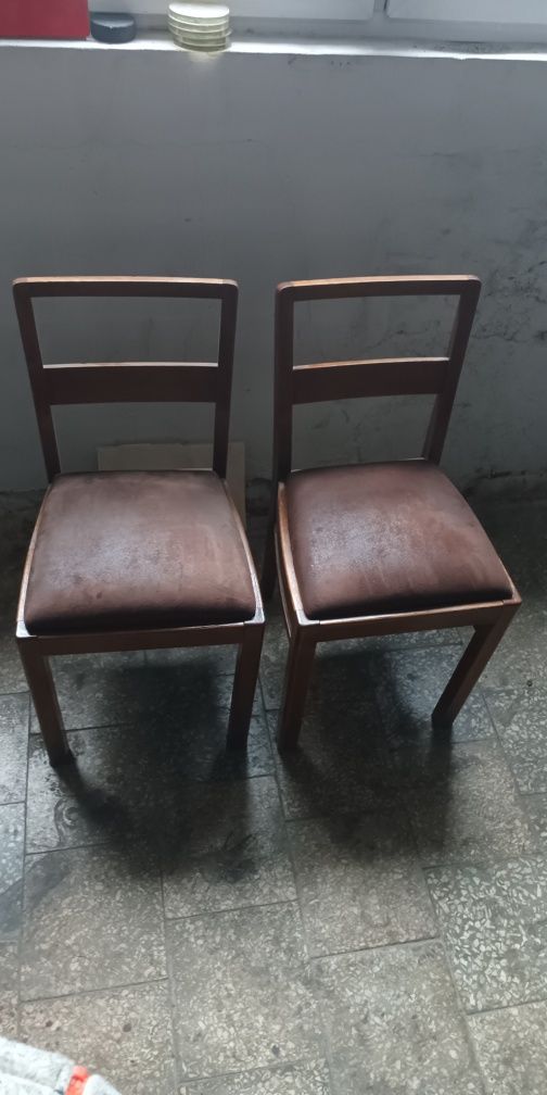 Drewniane stare krzesła