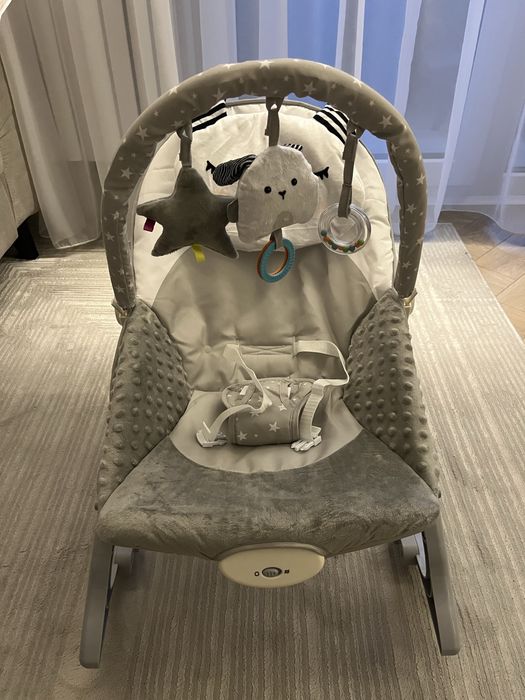 Nowy bujaczek leżaczek z pałąkiem i zabawkami Nukido wibracje