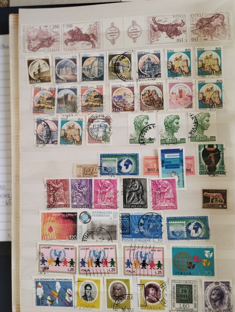 Klaser ze znaczkami pocztowymi,znaczki świata .