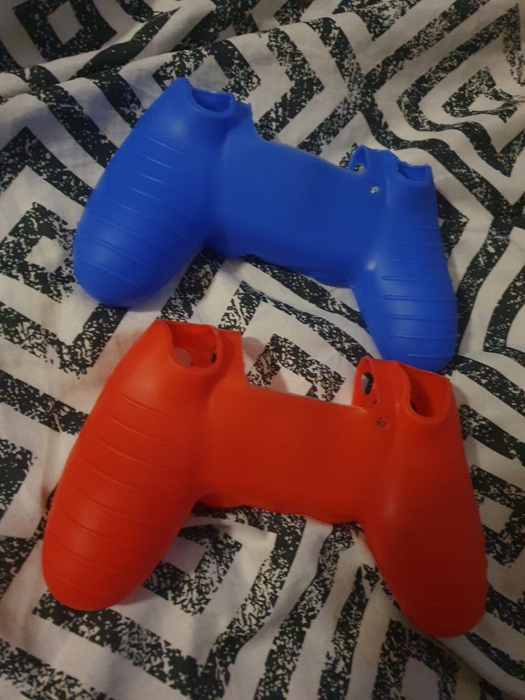 Etui do pada na playstation 4 i mam takie też  do Xbox one