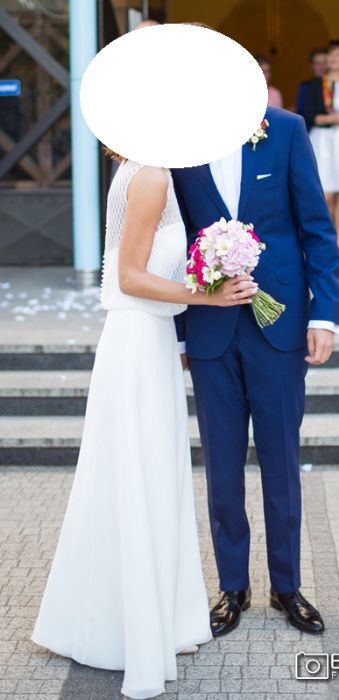 Delikatna, prosta, dopasowana suknia ślubna