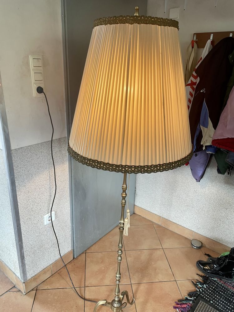 Antyczna lampa stojąca