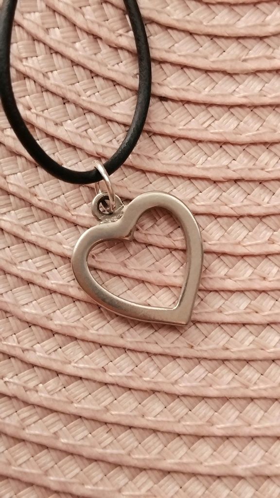 Naszyjnik choker z zawieszką w kształcie serca.