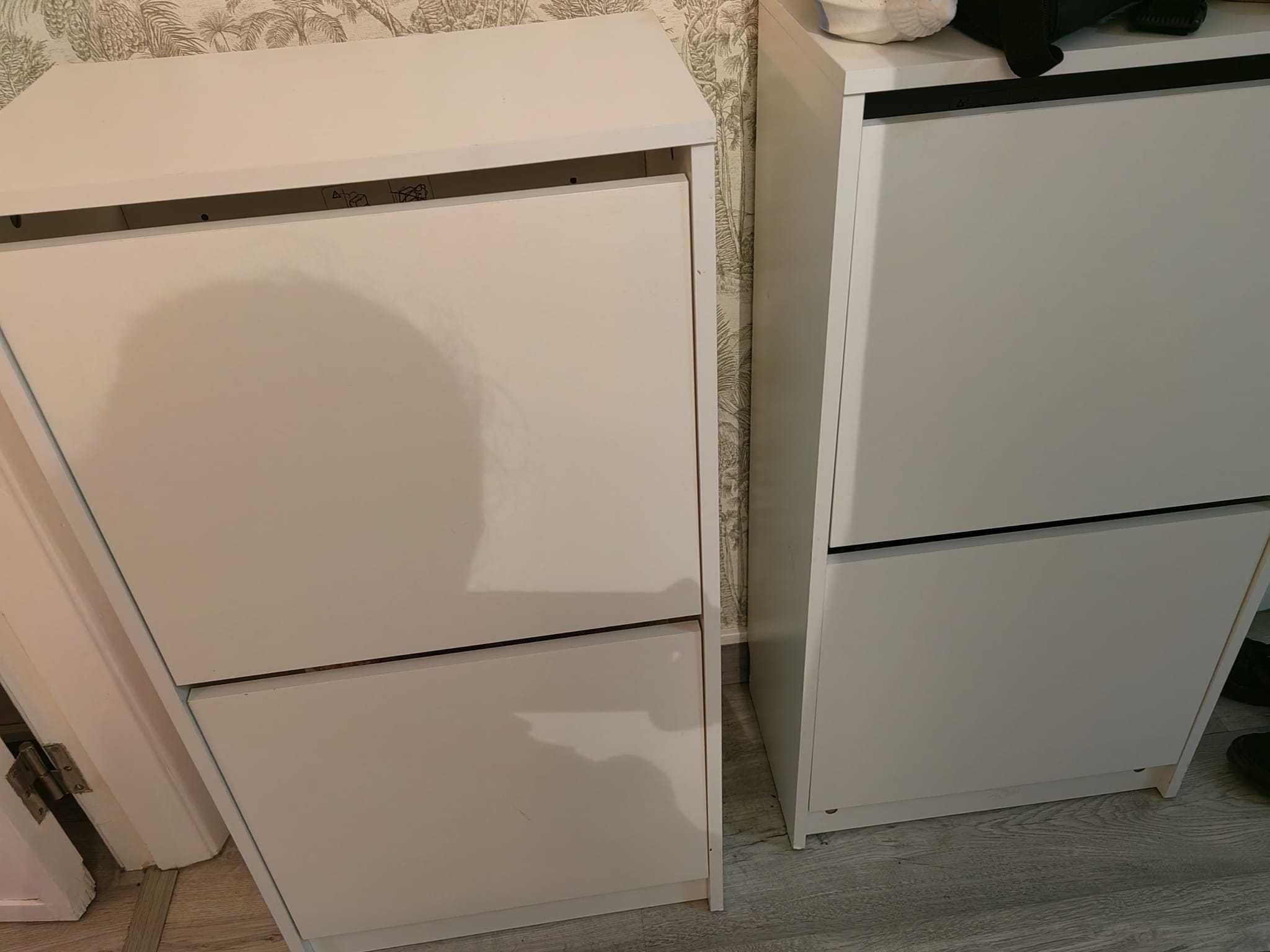 2 sapateiras brancas com 2 compartimentos